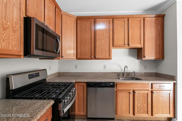 325 Regency Place, Woodbridge, NJ 07095