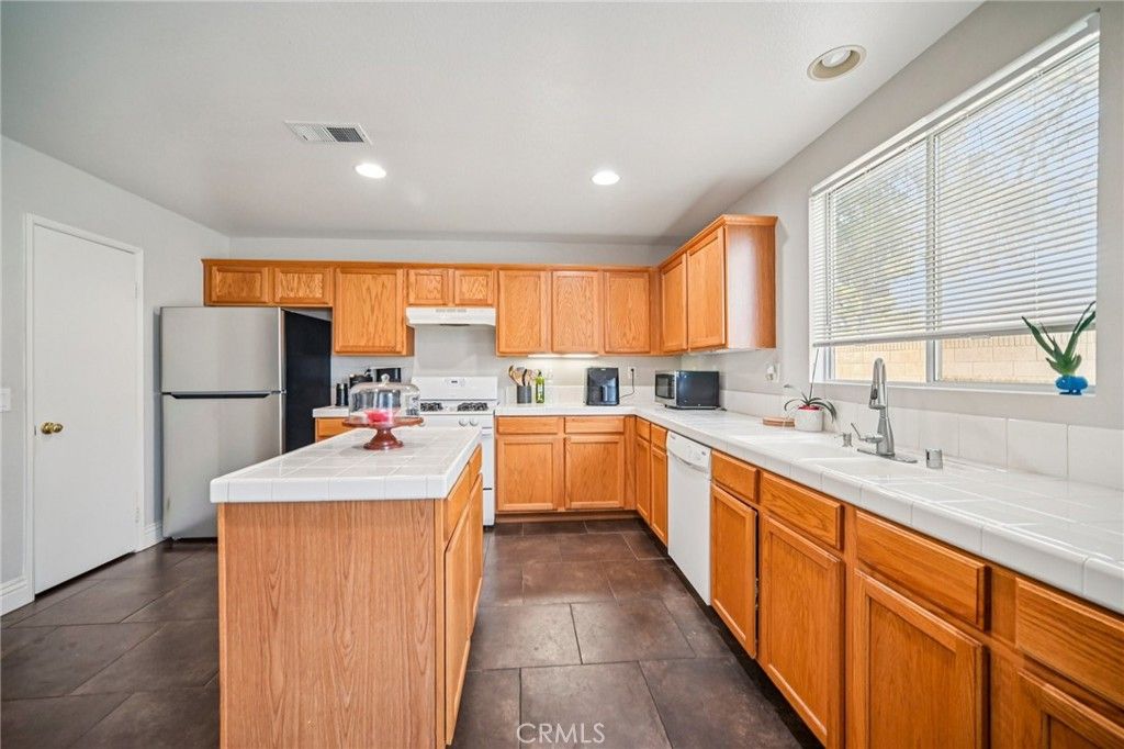 Image 8 of property listing at 45614 Barham, Lancaster, CA 93534