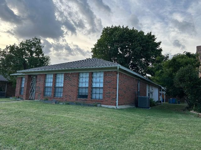 823 Blue Oak Drive, Lewisville, TX 75067