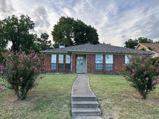 823 Blue Oak Drive, Lewisville, TX 75067