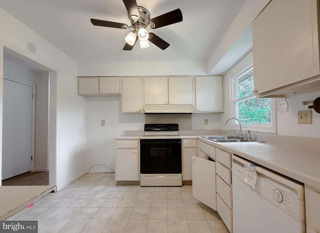 Image 11 of property listing at 21415 WILLIAMS DR, Lexington Park, MD 20653