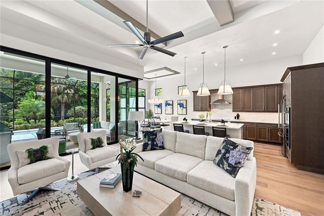 2935 Coco Lakes DR, Naples, FL 34105