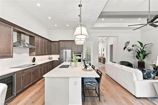 2935 Coco Lakes DR, Naples, FL 34105