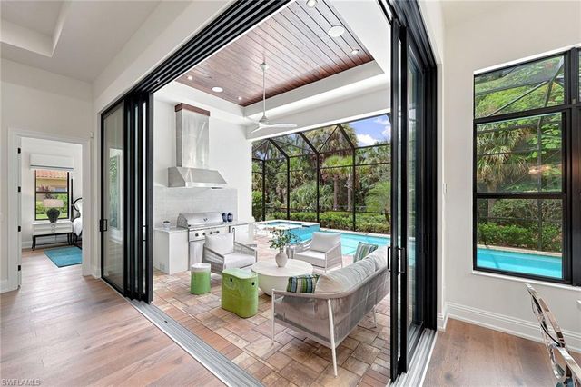 2935 Coco Lakes DR, Naples, FL 34105
