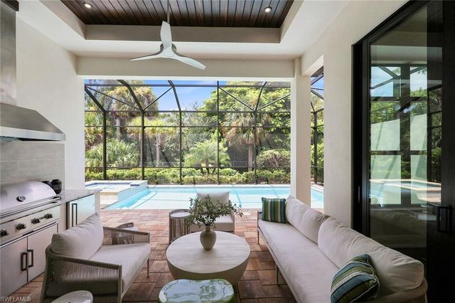2935 Coco Lakes DR, Naples, FL 34105