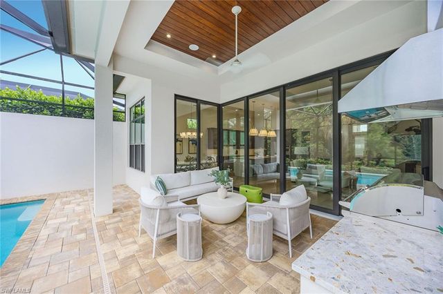 2935 Coco Lakes DR, Naples, FL 34105