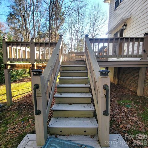 1009 Hunley Hill Court, Matthews, NC 28104