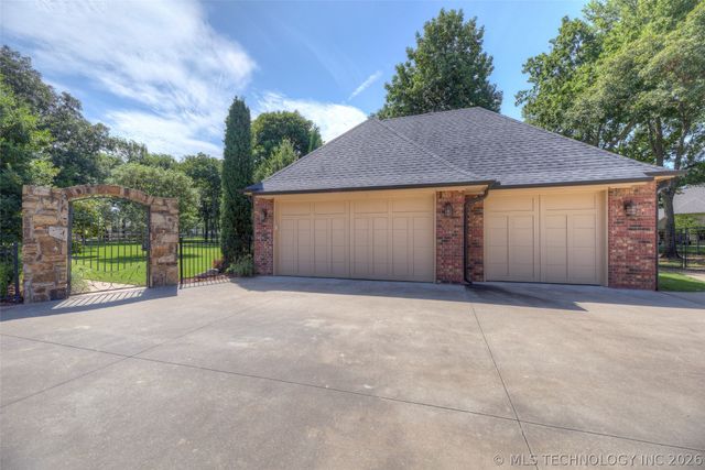 17940 E Red Hawk Road, Owasso, OK 74055