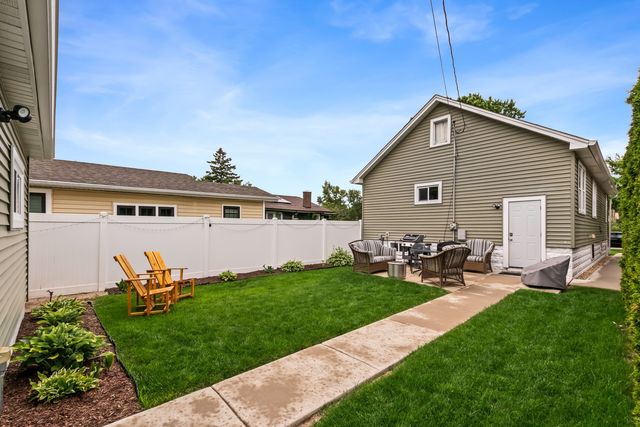 130 W Burlington Avenue, Westmont, IL 60559