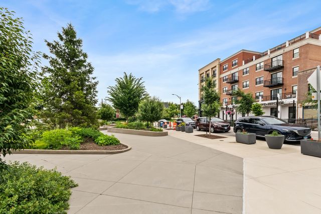 130 W Burlington Avenue, Westmont, IL 60559