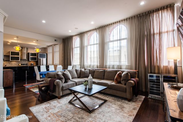 133 S 3rd St APT 403, Louisville, KY 40202