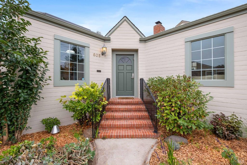 605 Baker St, Petaluma, CA 94952