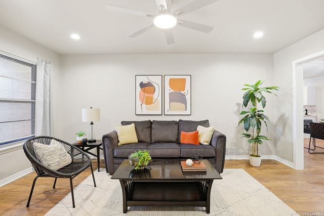 425 E Wright, Universal City, TX 78148