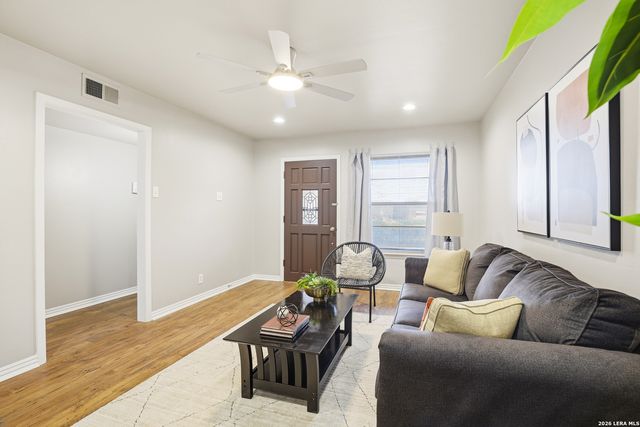 425 E Wright, Universal City, TX 78148