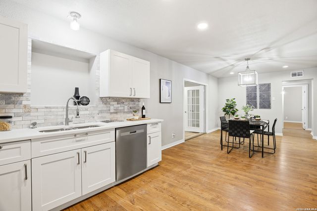 425 E Wright, Universal City, TX 78148