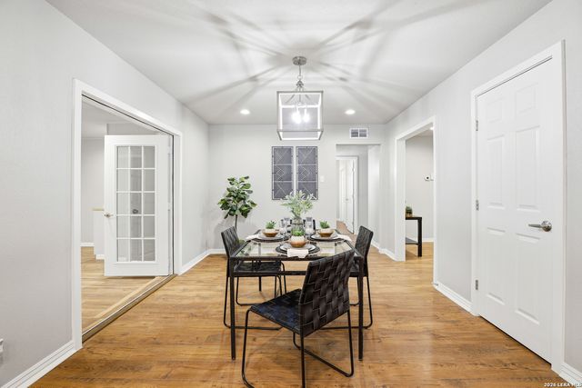 425 E Wright, Universal City, TX 78148