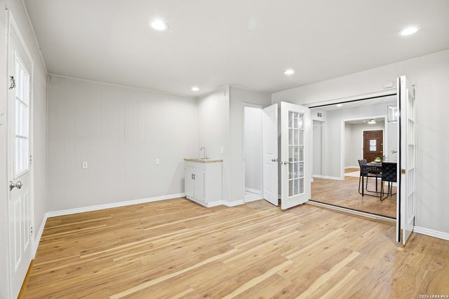 425 E Wright, Universal City, TX 78148