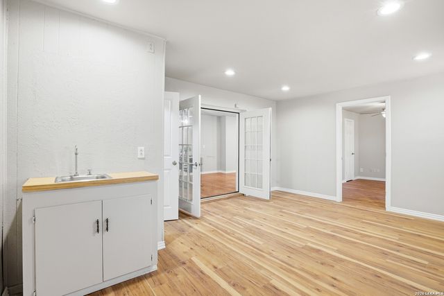 425 E Wright, Universal City, TX 78148