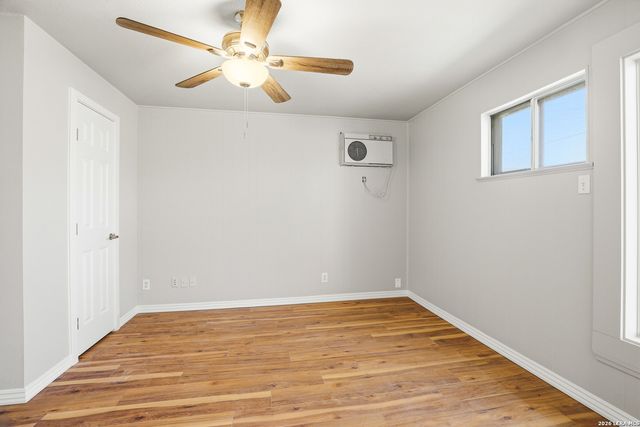 425 E Wright, Universal City, TX 78148