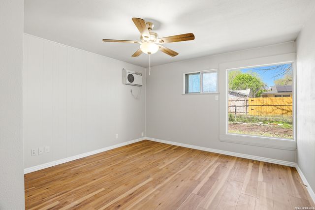 425 E Wright, Universal City, TX 78148