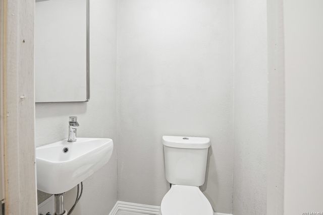 425 E Wright, Universal City, TX 78148