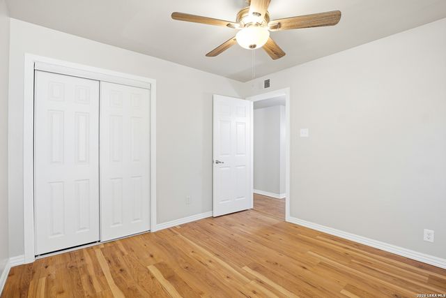 425 E Wright, Universal City, TX 78148