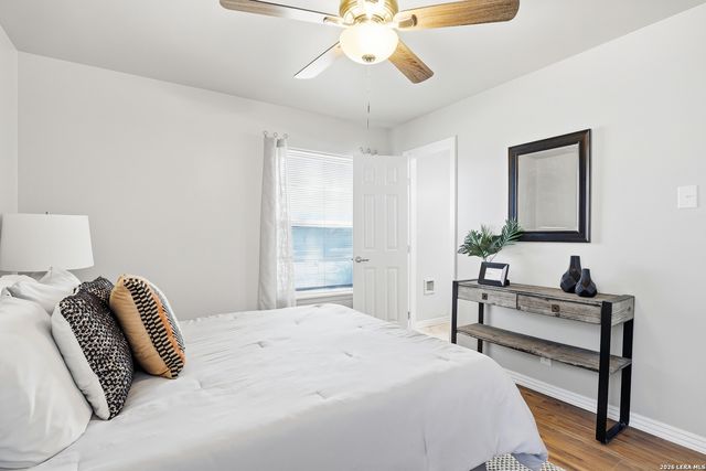 425 E Wright, Universal City, TX 78148