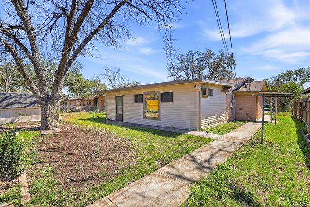 425 E Wright, Universal City, TX 78148