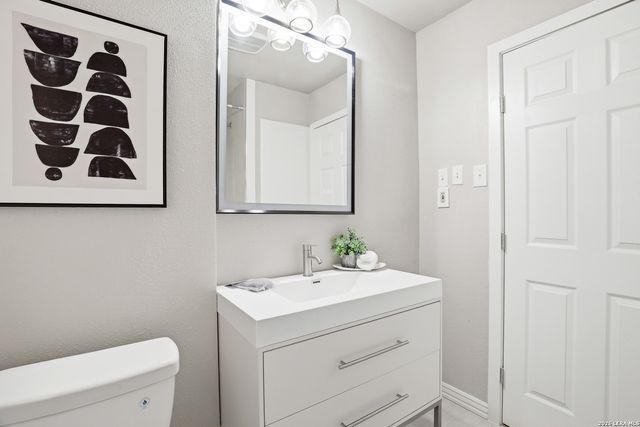 425 E Wright, Universal City, TX 78148