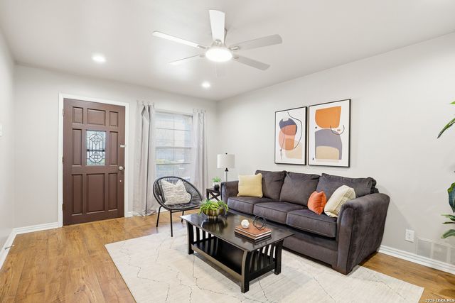 425 E Wright, Universal City, TX 78148