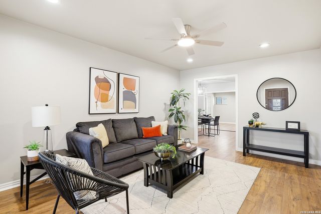 425 E Wright, Universal City, TX 78148