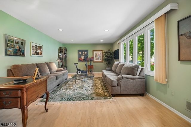 12 Arbor Ct, Livingston Twp., NJ 07039
