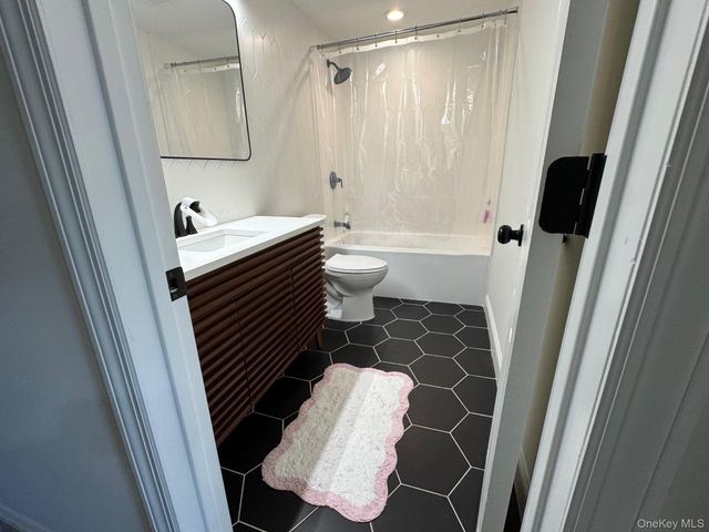 43 W Shore Road, Oakdale, NY 11769