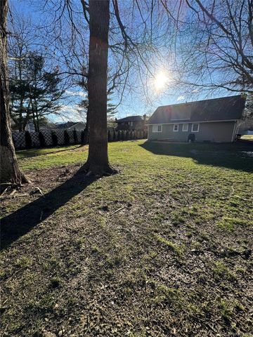 43 W Shore Road, Oakdale, NY 11769