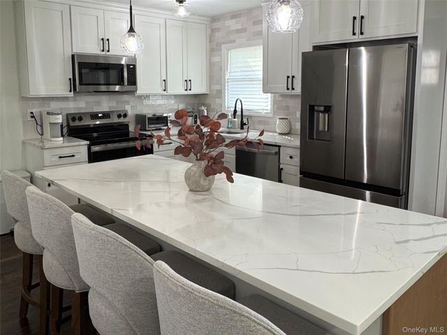 43 W Shore Road, Oakdale, NY 11769