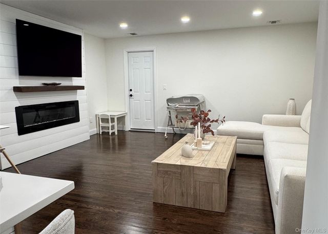 43 W Shore Road, Oakdale, NY 11769