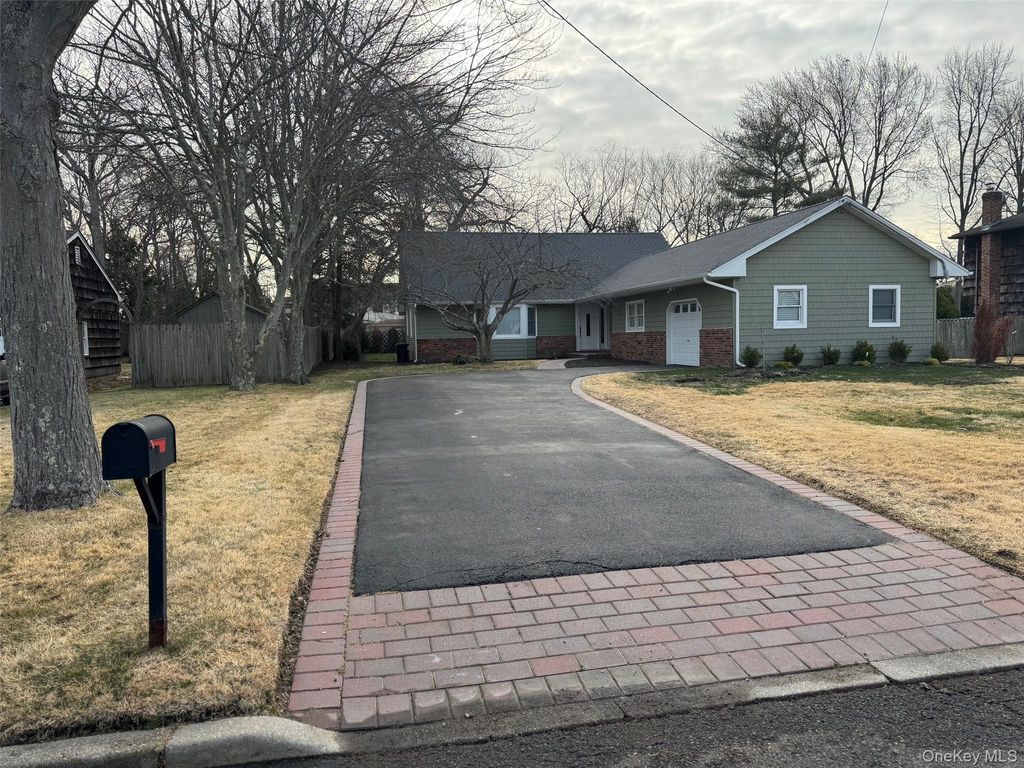 43 W Shore Road, Oakdale, NY 11769