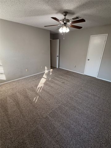 322 Moss Hill Drive, Arlington, TX 76018