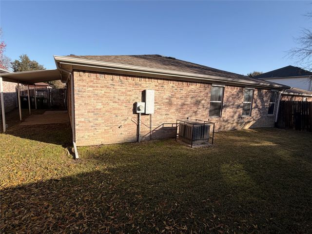 322 Moss Hill Drive, Arlington, TX 76018