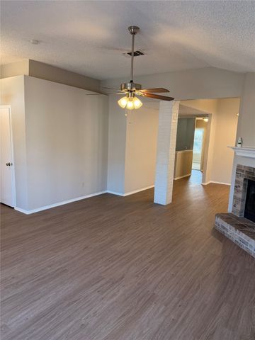 322 Moss Hill Drive, Arlington, TX 76018