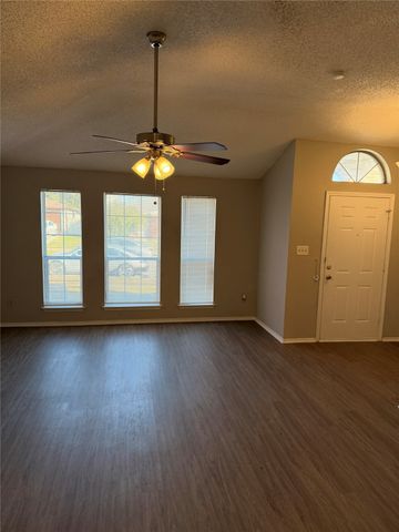 322 Moss Hill Drive, Arlington, TX 76018