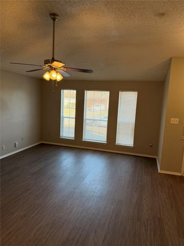 322 Moss Hill Drive, Arlington, TX 76018