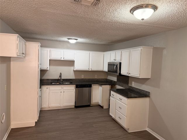 322 Moss Hill Drive, Arlington, TX 76018