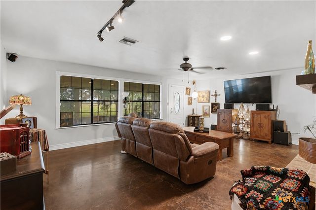 5032 S Santa Clara Road, Seguin, TX 78155