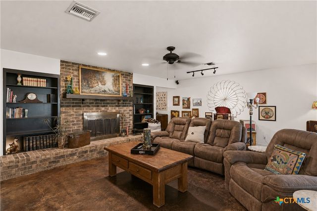 5032 S Santa Clara Road, Seguin, TX 78155