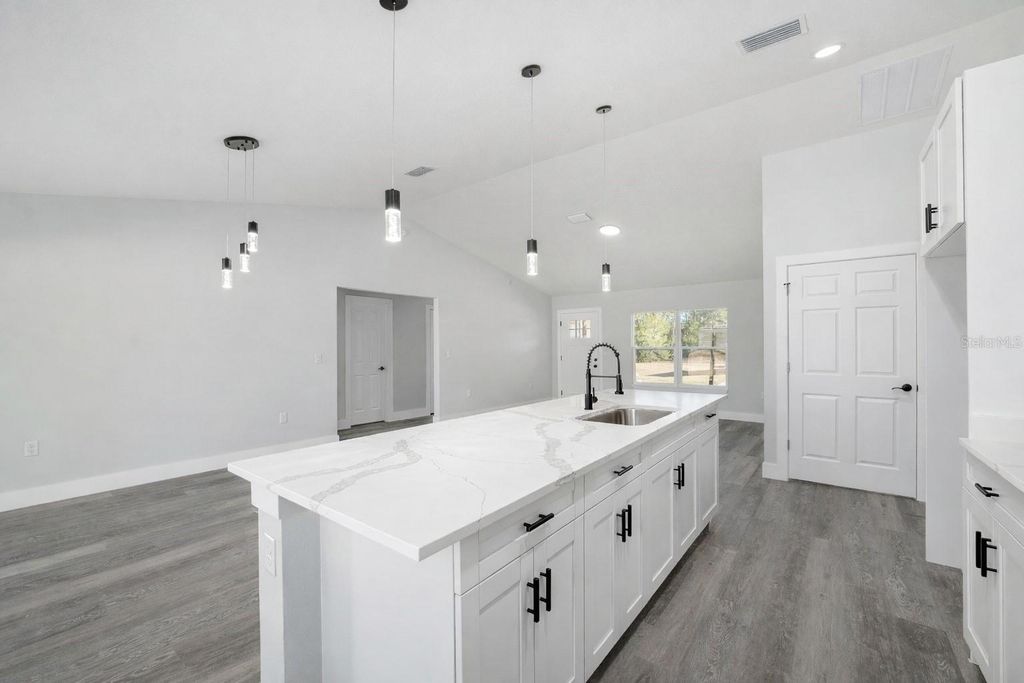 Image 6 of property listing at 13761 SW 114TH PLACE, Dunnellon, FL 34432