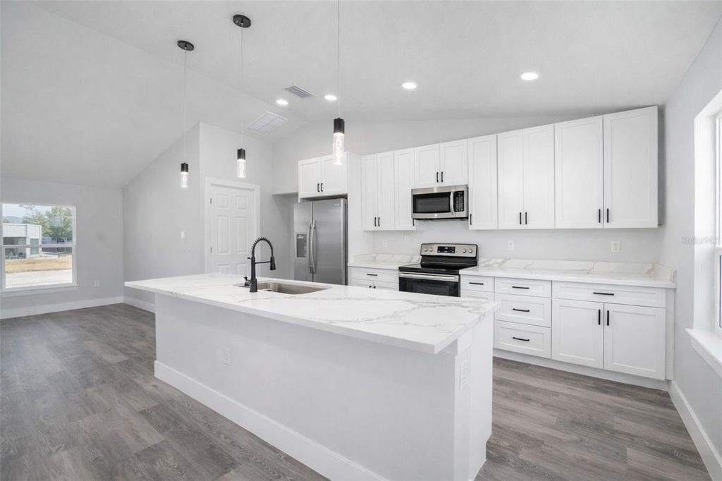 Image 7 of property listing at 13761 SW 114TH PLACE, Dunnellon, FL 34432