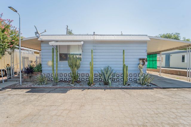 2120 S Santa Fe Avenue J04, Visalia, CA 93292