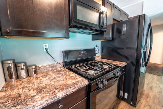 2120 S Santa Fe Avenue J04, Visalia, CA 93292