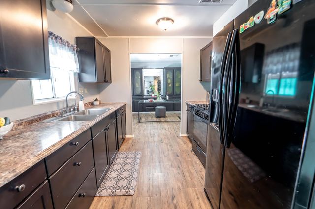 2120 S Santa Fe Avenue J04, Visalia, CA 93292